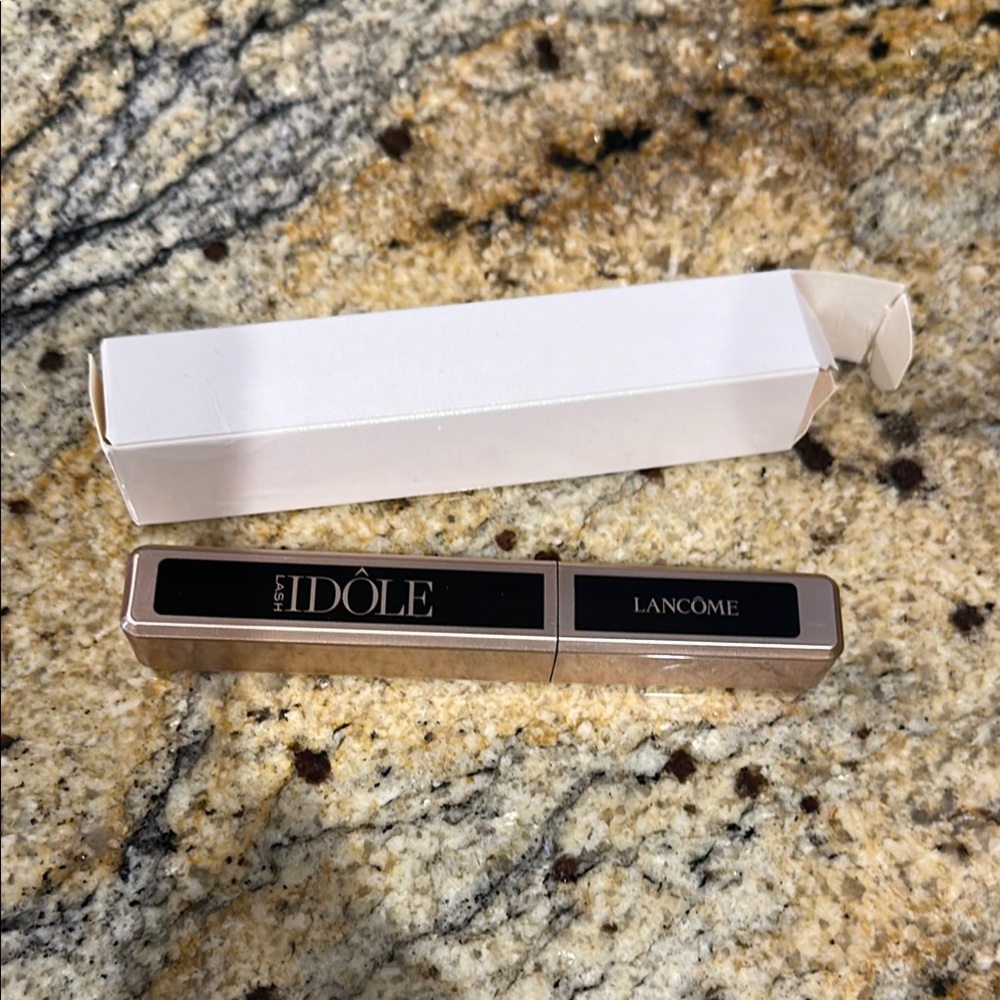 NEW NEVER USED!! Lancome Black Mascara Volumizing Lash Enhancer